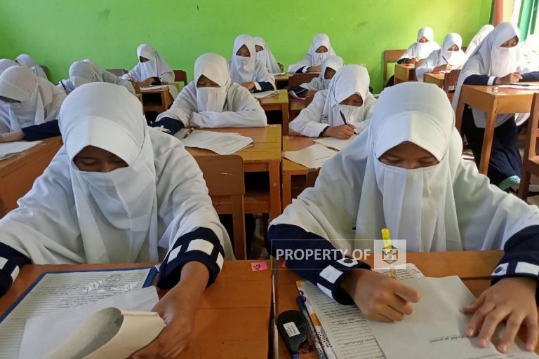 SANTRI PONPES MIFTAHUL HUDA JALANI UJIAN TULIS SEMESTER GASAL 2021